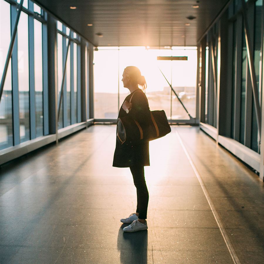 En kvinna väntar på en flygplats