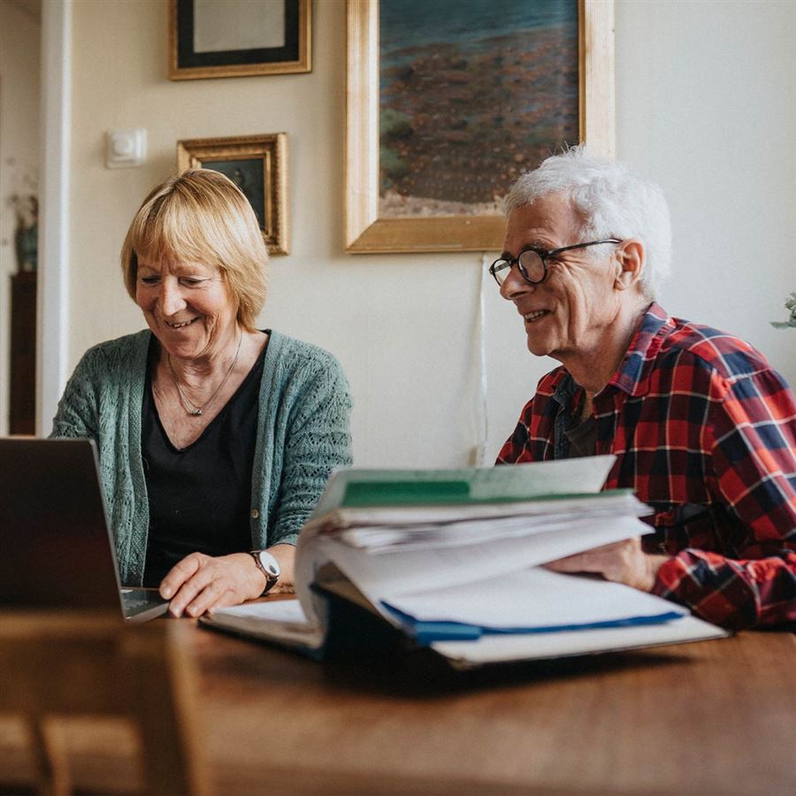 Ett äldre par funderar över sina aktieinnehav