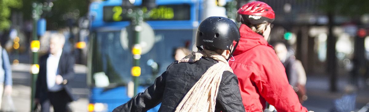 Två cyklister i stadstrafik