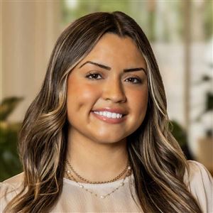 Porträttbild av medarbetare på bankkontoret.