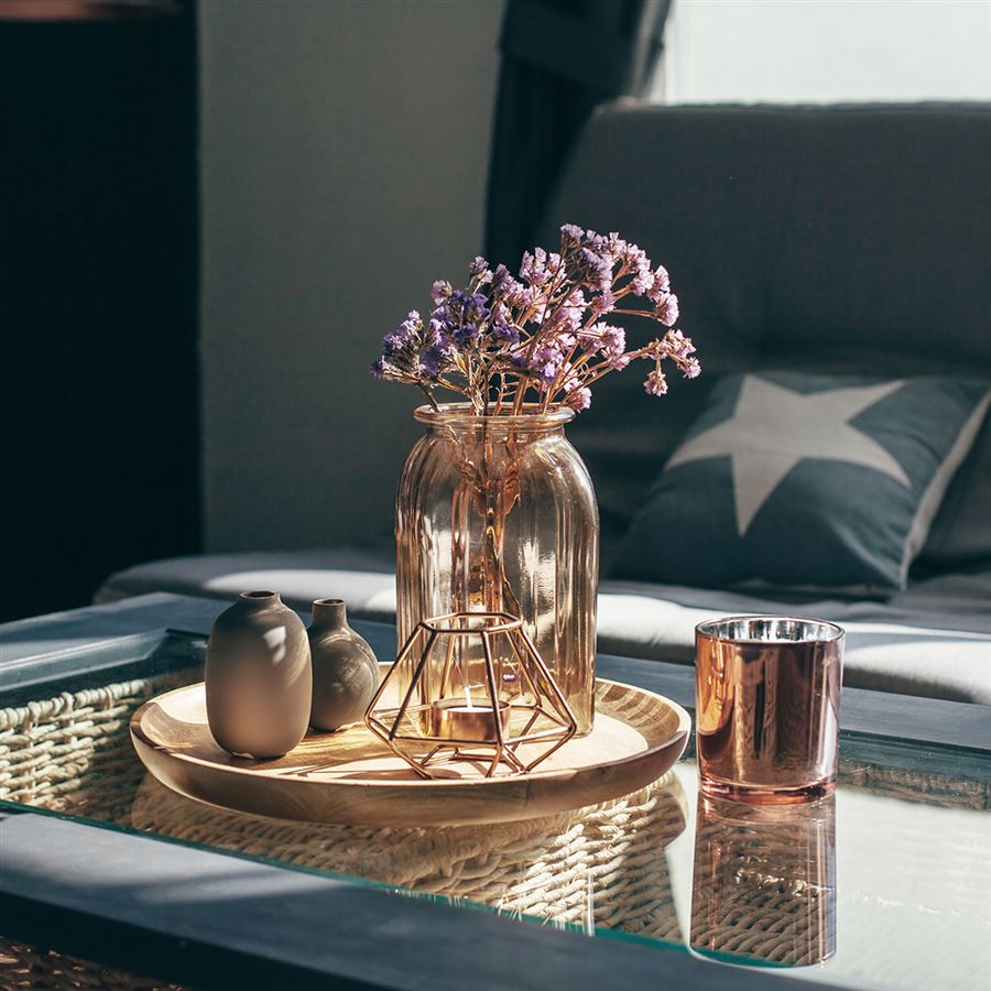 Lyxigt hotellrum med vacker inredning.