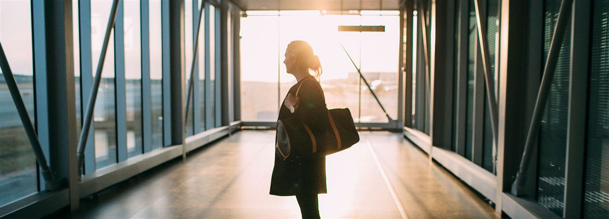 woman waiting at the airport Handelsbanken.se