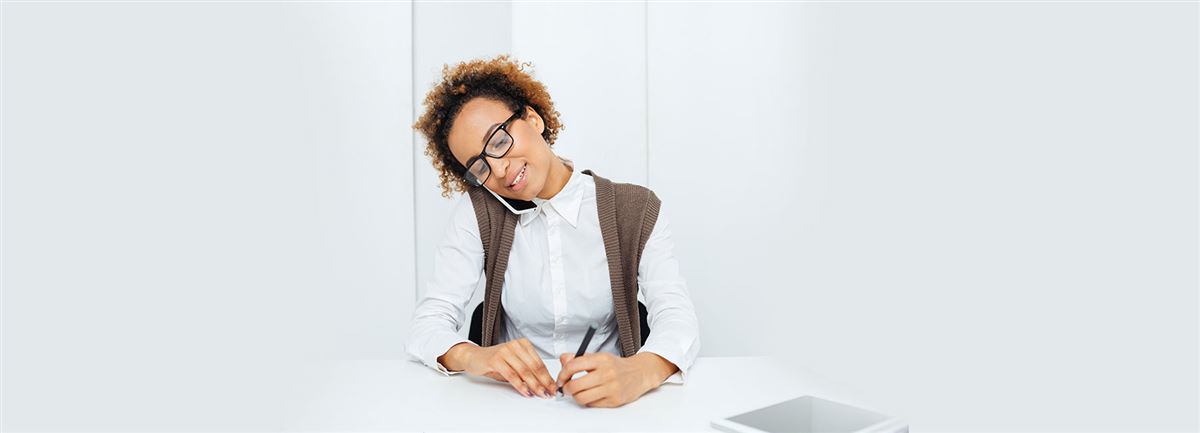 woman signing a contract Handelsbanken.se