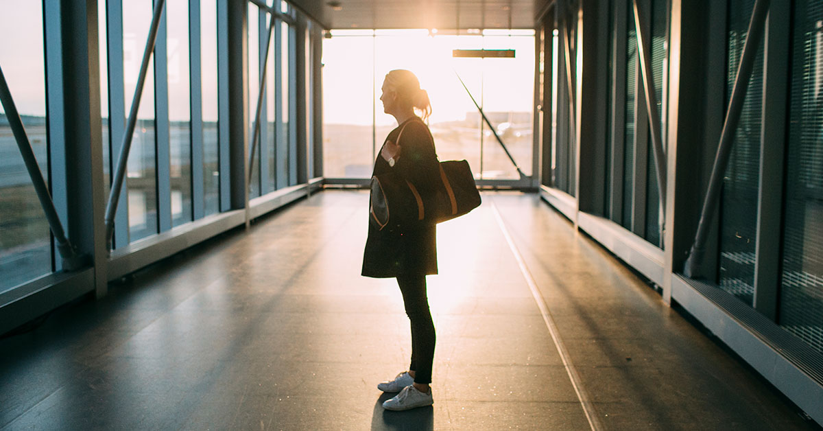 woman waiting at the airport - Handelsbanken.se