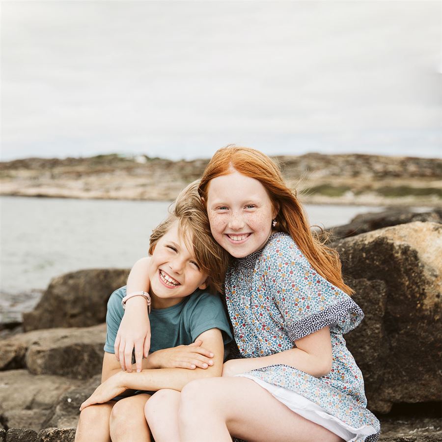 brothers siting on the rocks - Handelsbaken.se