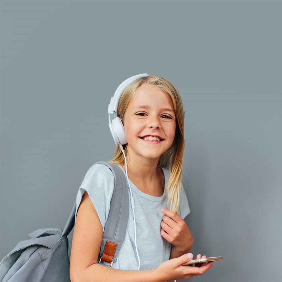 girl with headphones - Handelsbaken.se