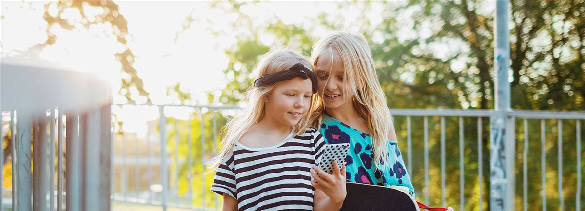 girls walking and watching mobile - Handelsbanken.se