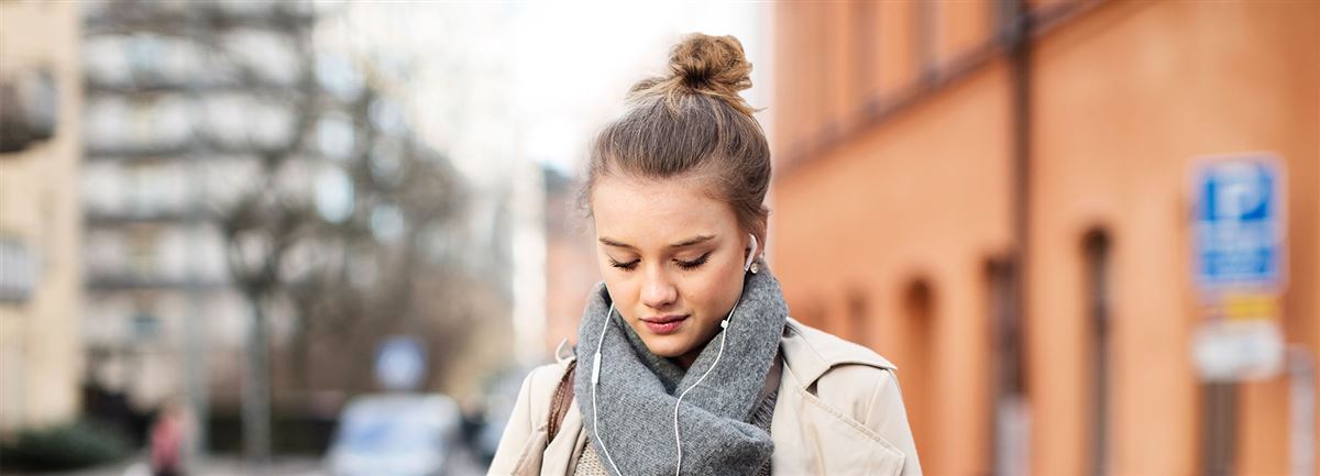 young woman in the city with a mobile  - Handelsbanken.se