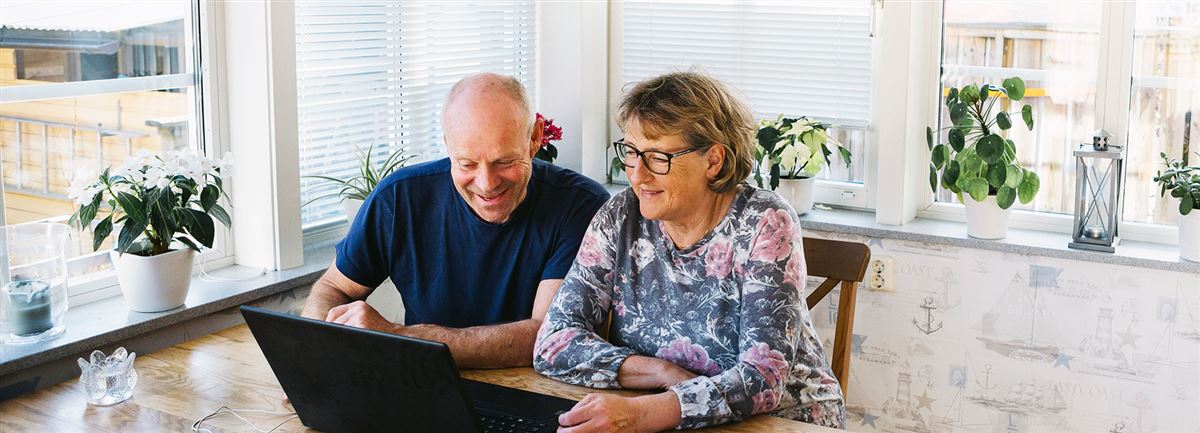 couple sitting in a kitchen  - Handelsbanken.se