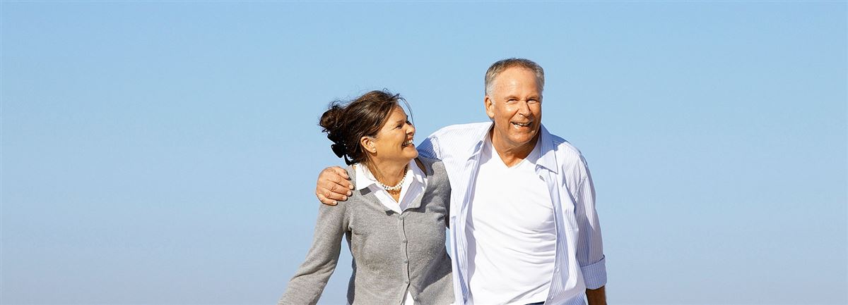 couple walking on the beach  - Handelsbanken.se