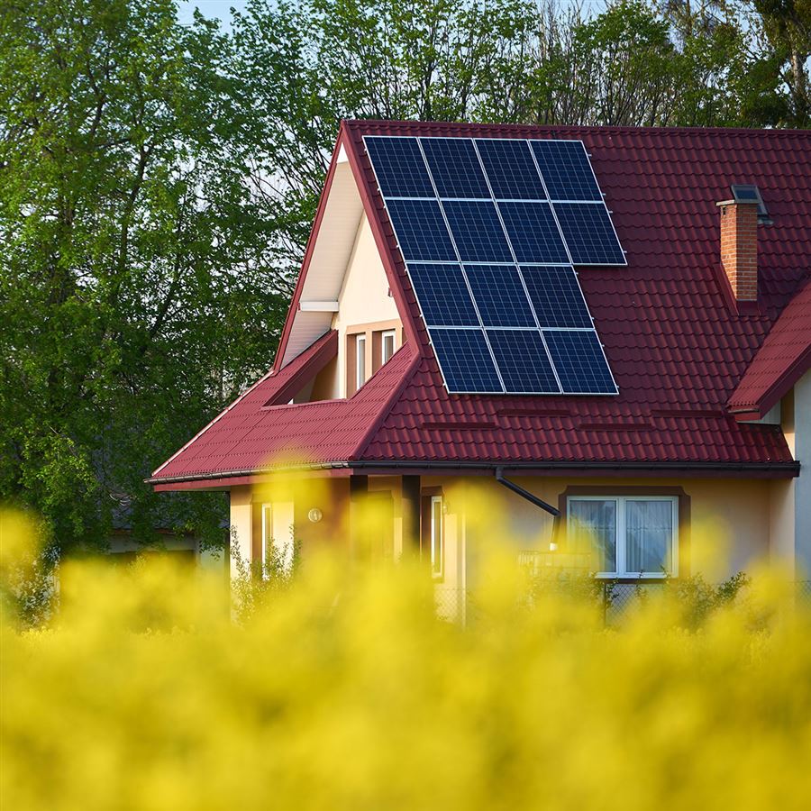 Ett hus med solceller på taket.