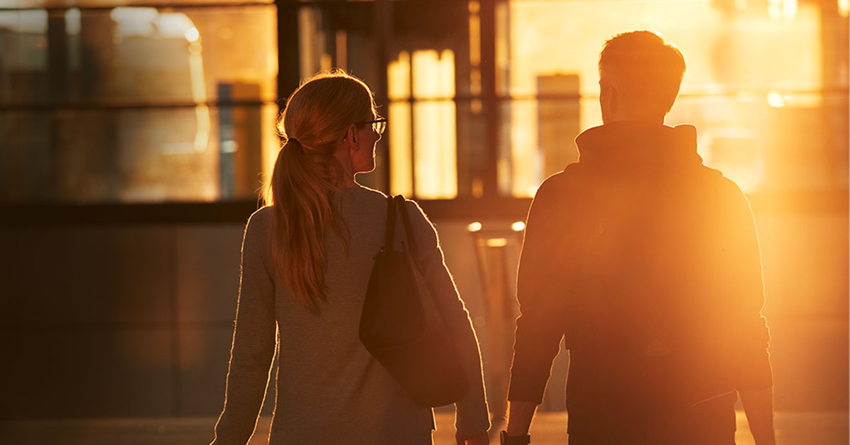 man and woman at train station with sunset - Handelsbanken.se