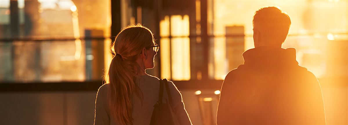 man and woman at train station with sunset  - Handelsbanken.se