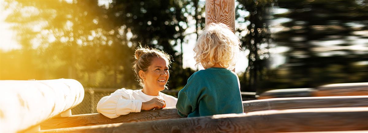 Parent with child in the park  - Handelsbanken.se