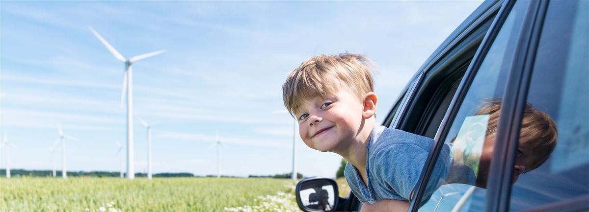 Boy looking out of car  - Handelsbanken.se