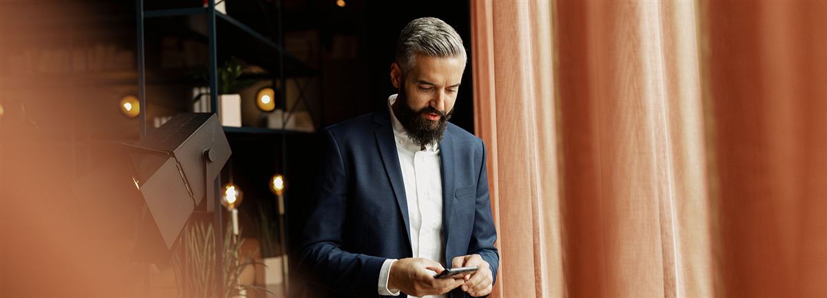 man with phone looking at the app  - Handelsbanken.se