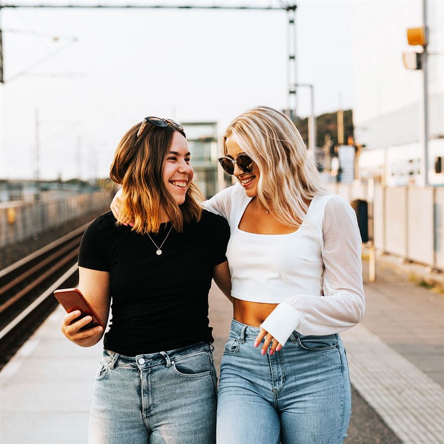 friends at the train station Handelsbaken.se