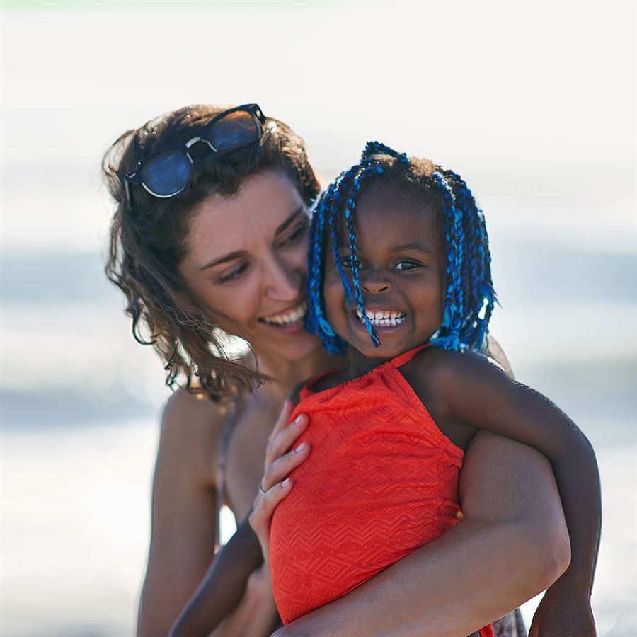 Mamma och dotter på strand.