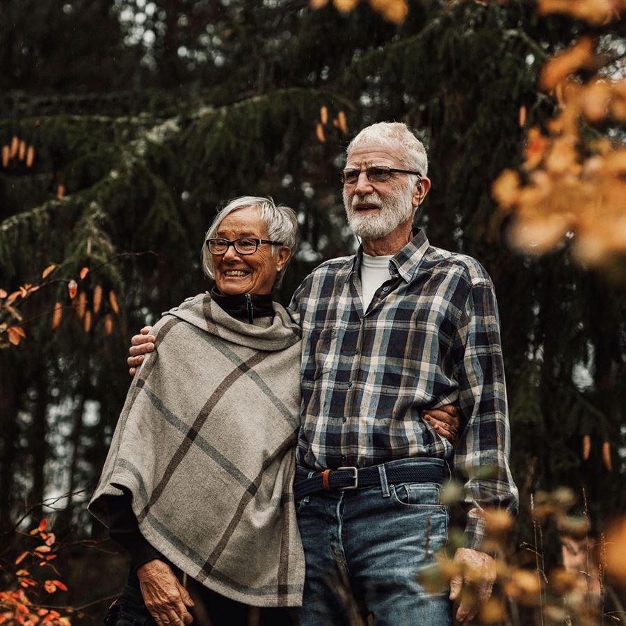 pensioner couple in autumn  Handelsbaken.se