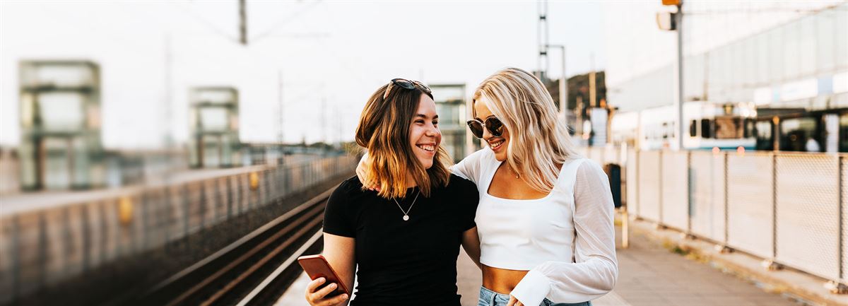 friends at the train station  - Handelsbanken.se