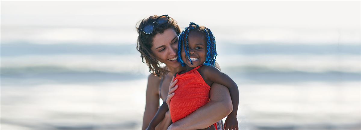 Mor och dotter på stranden 