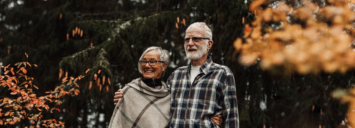 pensioner couple in autumn  - Handelsbanken.se