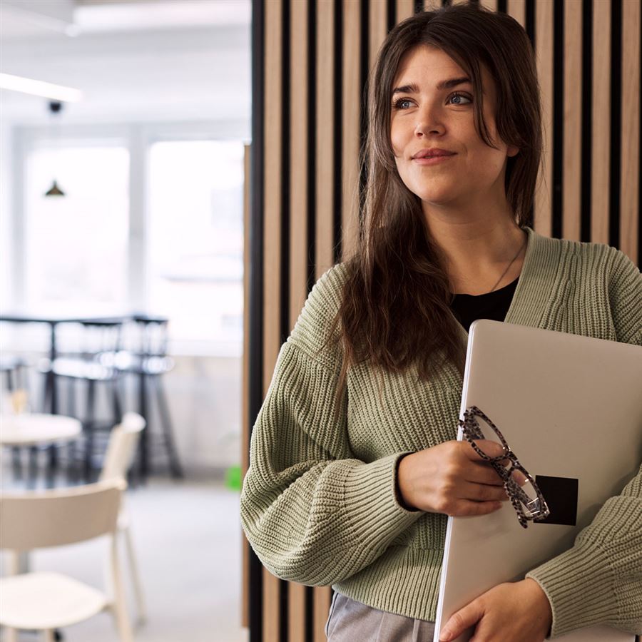 Woman in office - Handelsbanken.se
