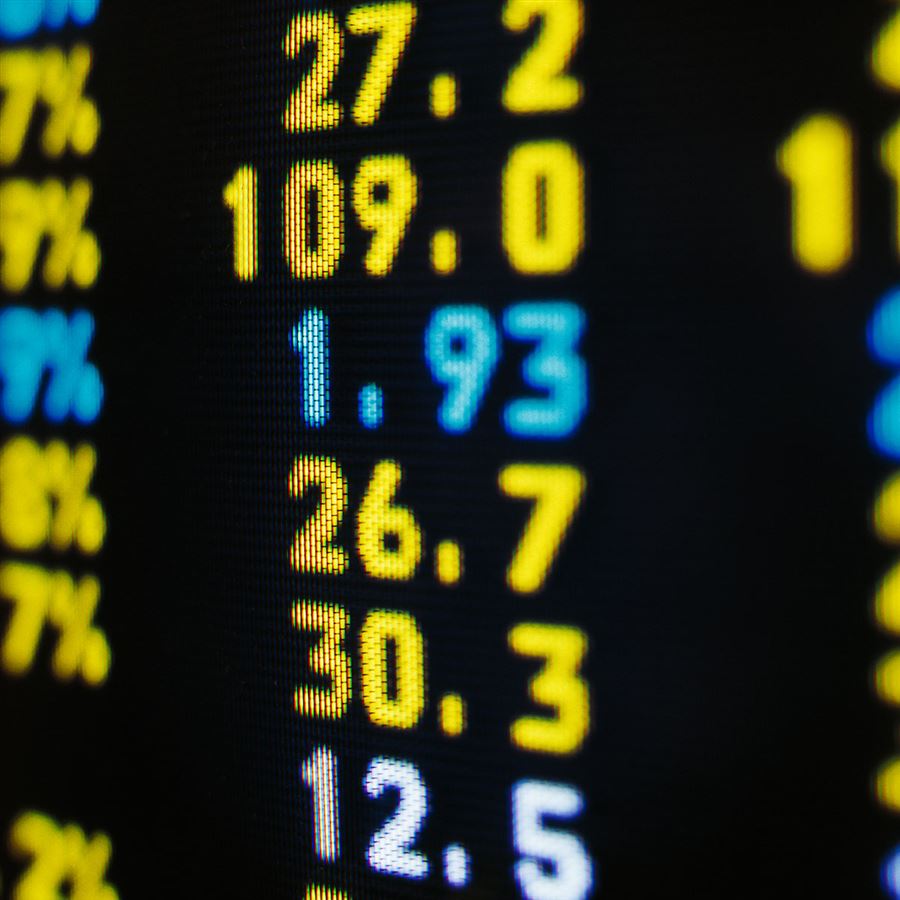 Närbild av en skärm som visar börskurser. 