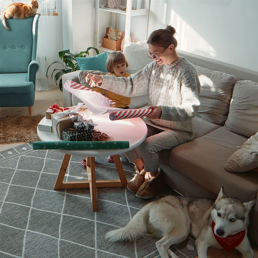 Familj som slår in julklappar.