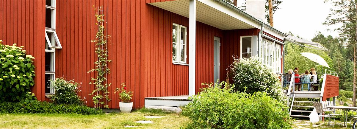 Rött hus med vita knutar.