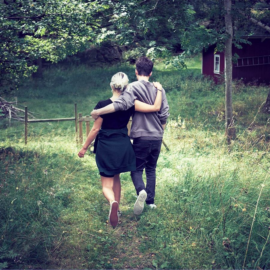 Young couple walking together - Handelsbanken.se