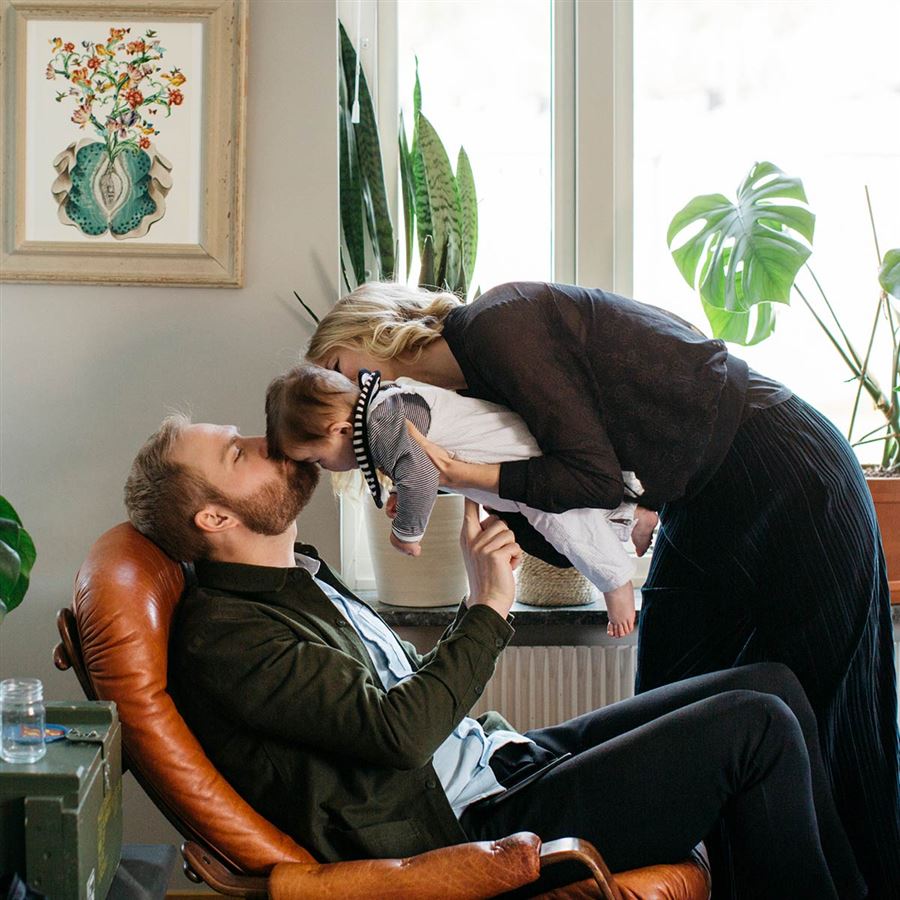 Family in a living room  Handelsbaken.se