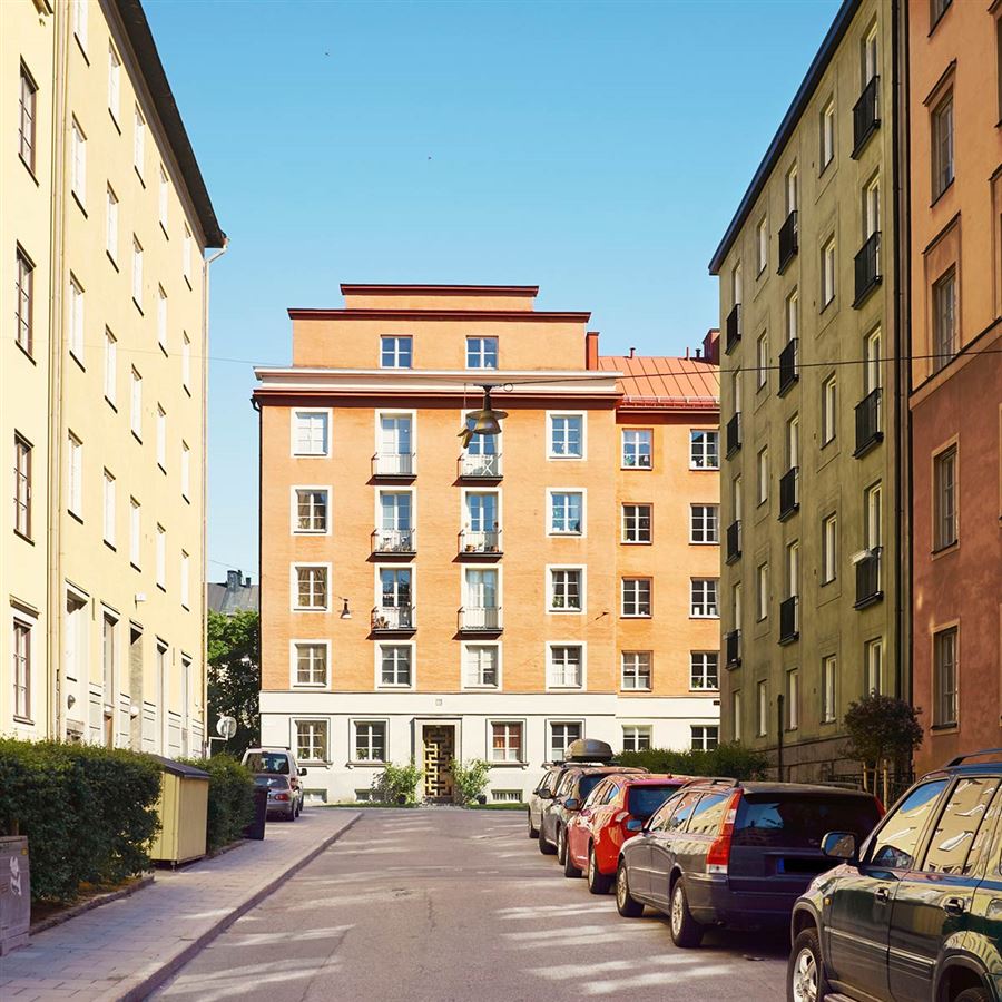 En gata i Stockholm som kantas av bostadshus.
