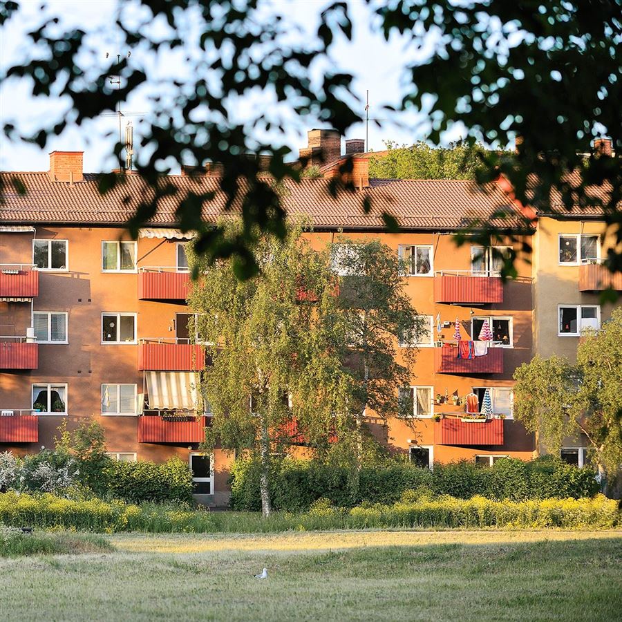 Ett äldre bostadshus byggt i rött tegel.