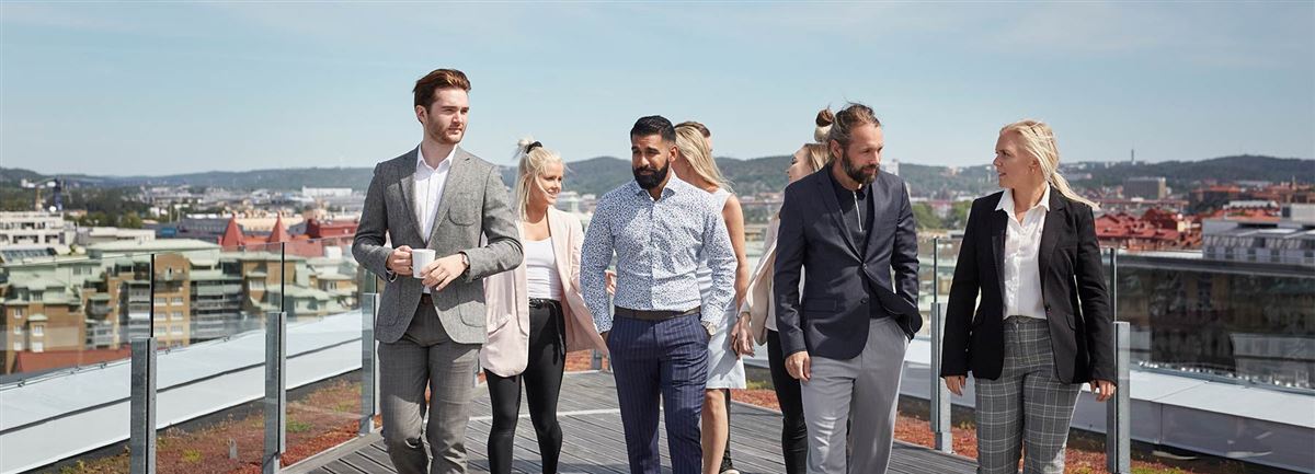Kollegor som tar en promenad tillsammans.
