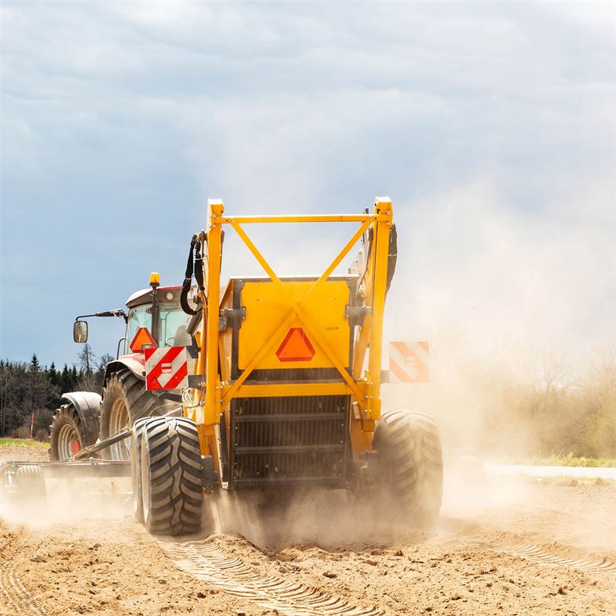 En skördemaskin som skördar.