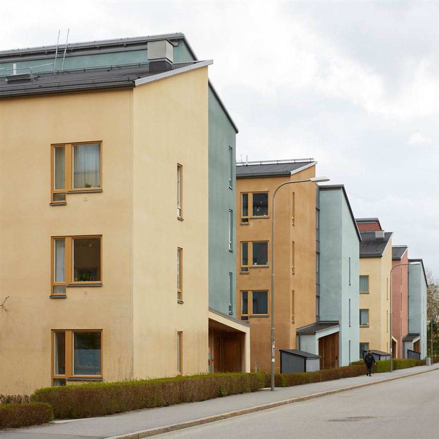 En gata som katas av bostadsrättsföreningar i olika färger.