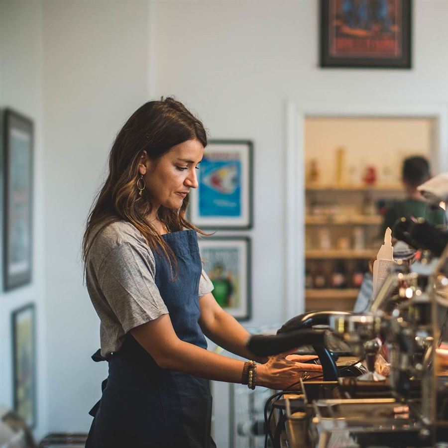 En barrista som gör kaffe.