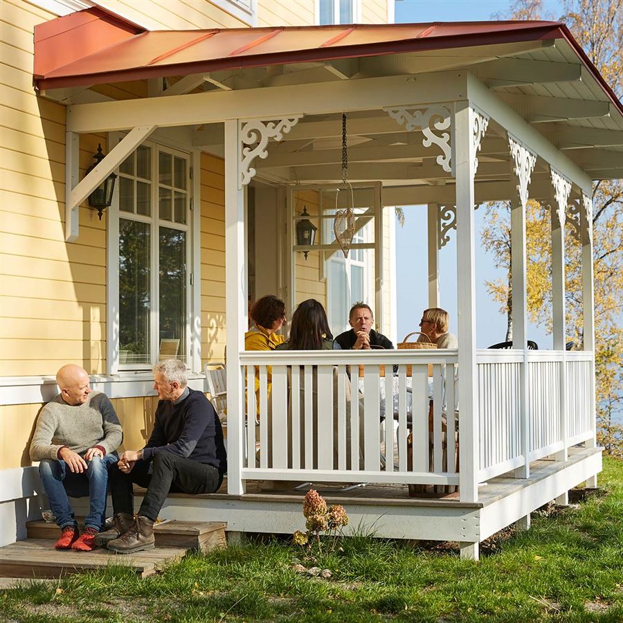 Vänner på en solig veranda