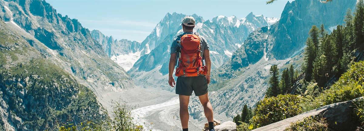 En familj i sin sommarträdgård njuder av sina förmåner som kortet ger