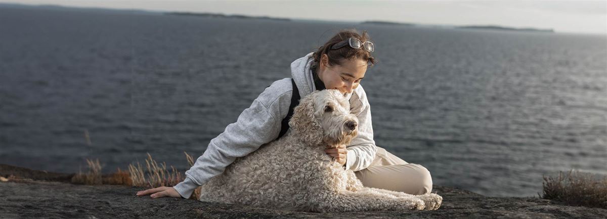 En kvinna och hennes hund