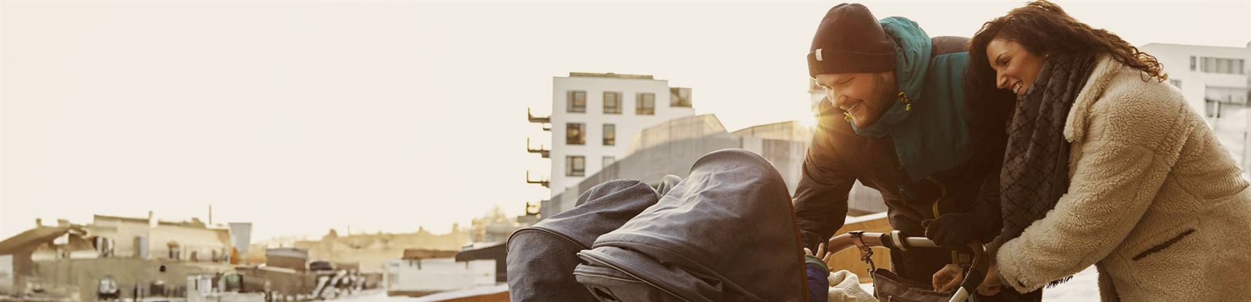 Par med barnvagn på promenad.