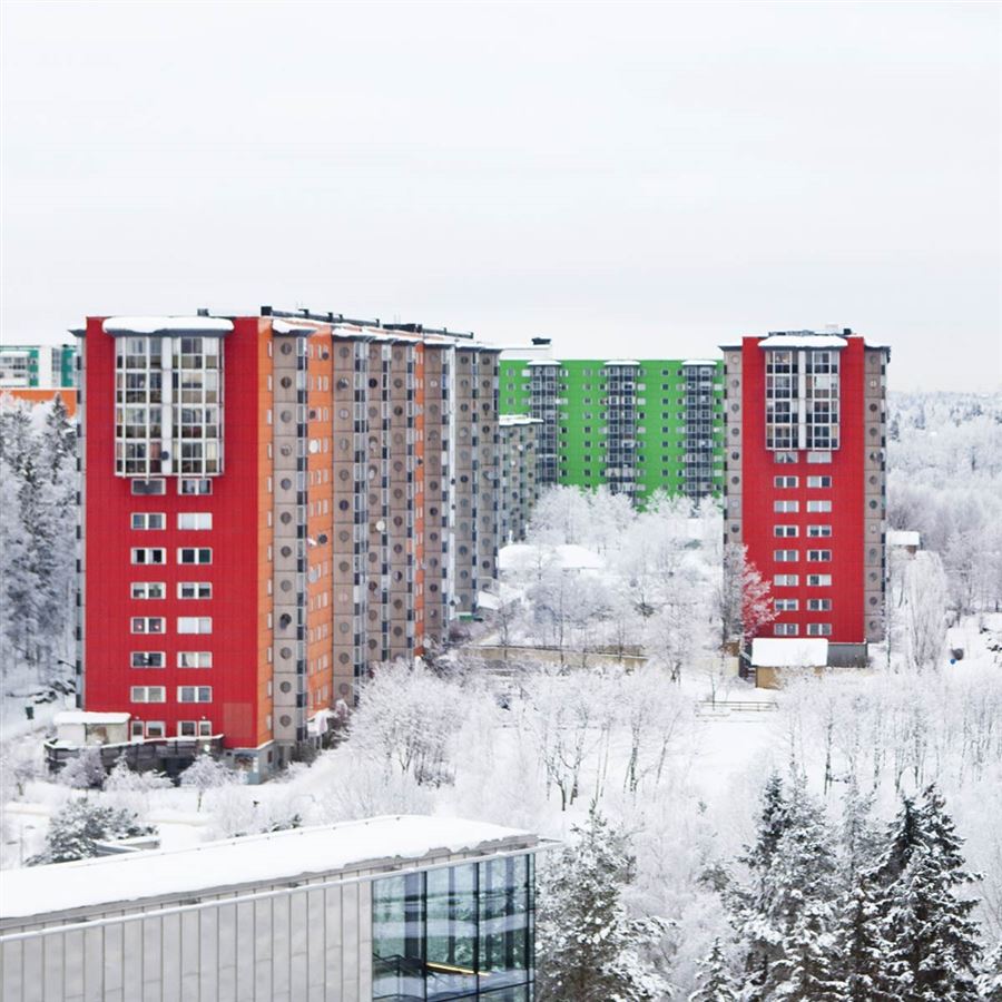 Gärgglada höghus i ett vintrigt landskap.