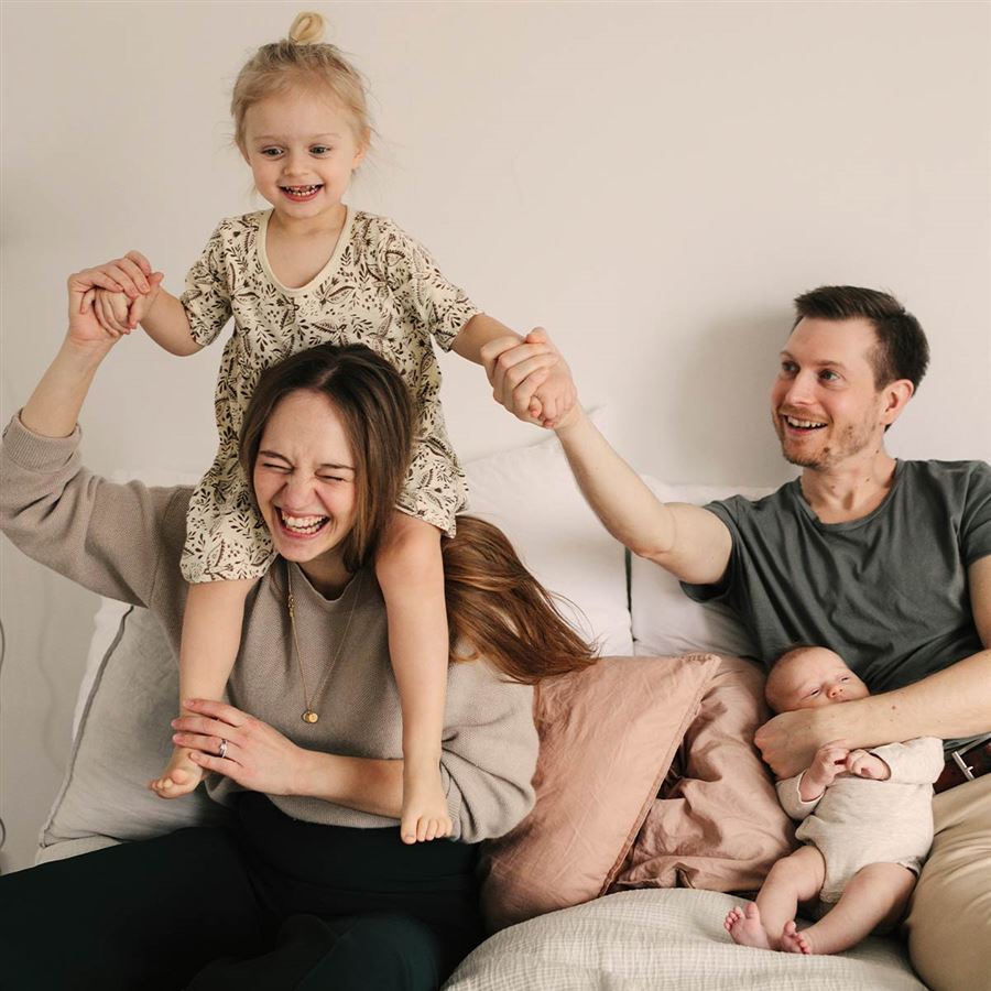 En familj i en soffa.