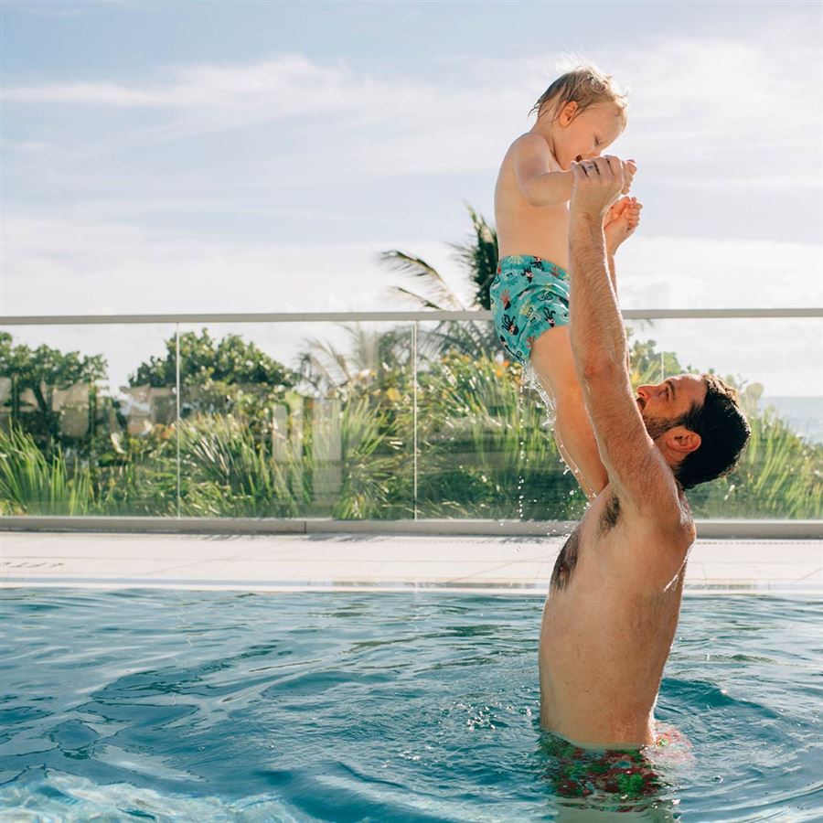 Pappa och son badar i pool