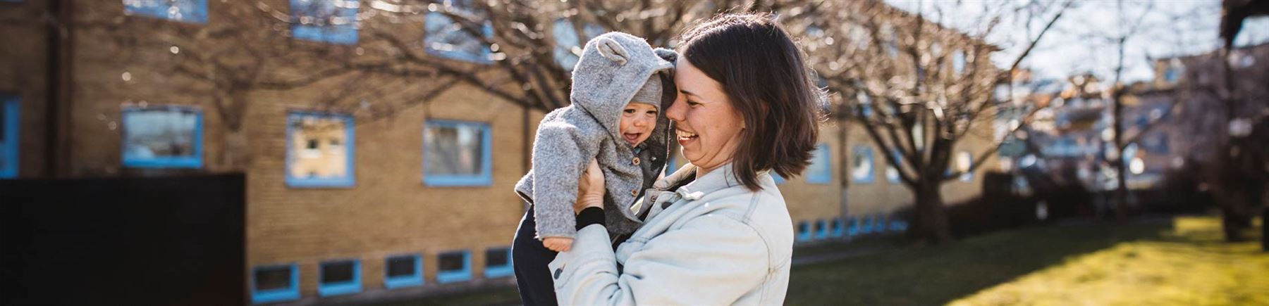 En kvinna är ute med sin bebis.