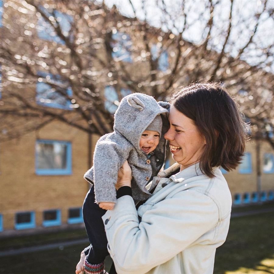 En mamma är ute med sin bebis.