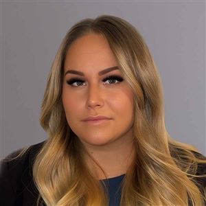 Porträttbild av medarbetare på bankkontoret.