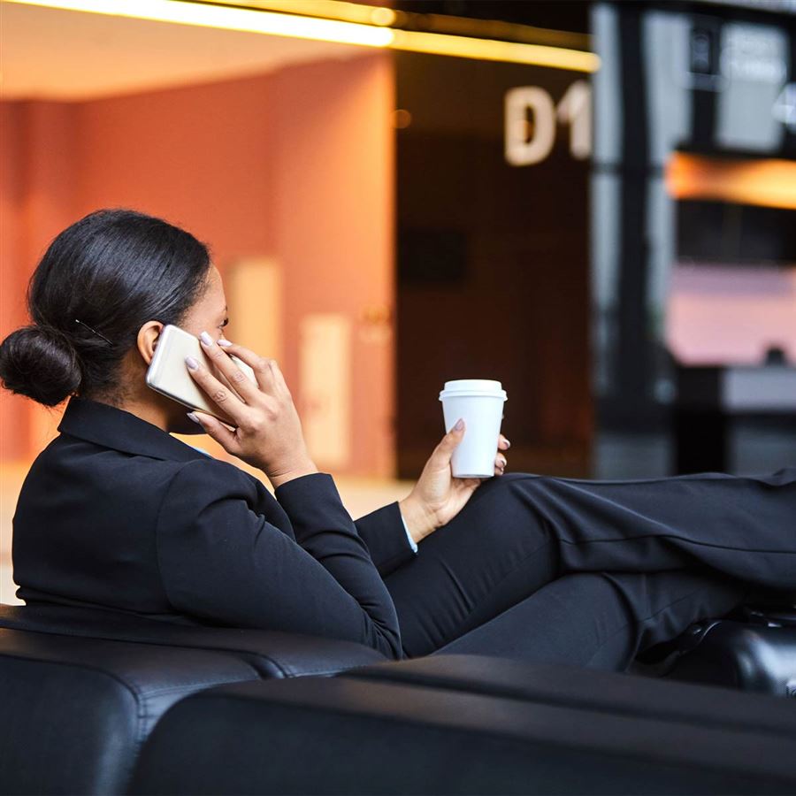 En kvinna pratar i telefon på en flygplats