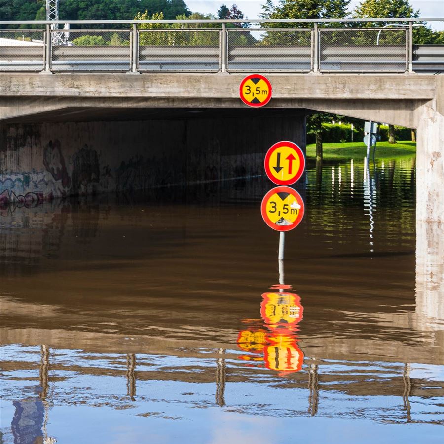 En översvämmad gångväg och tunnel